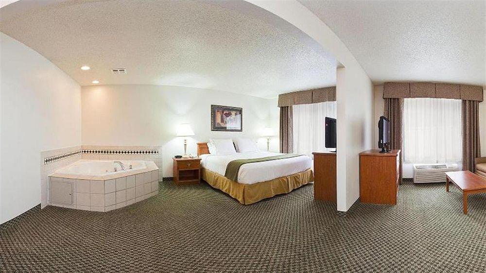 Holiday Inn Express & Suites Logan, An Ihg Hotel Екстериор снимка