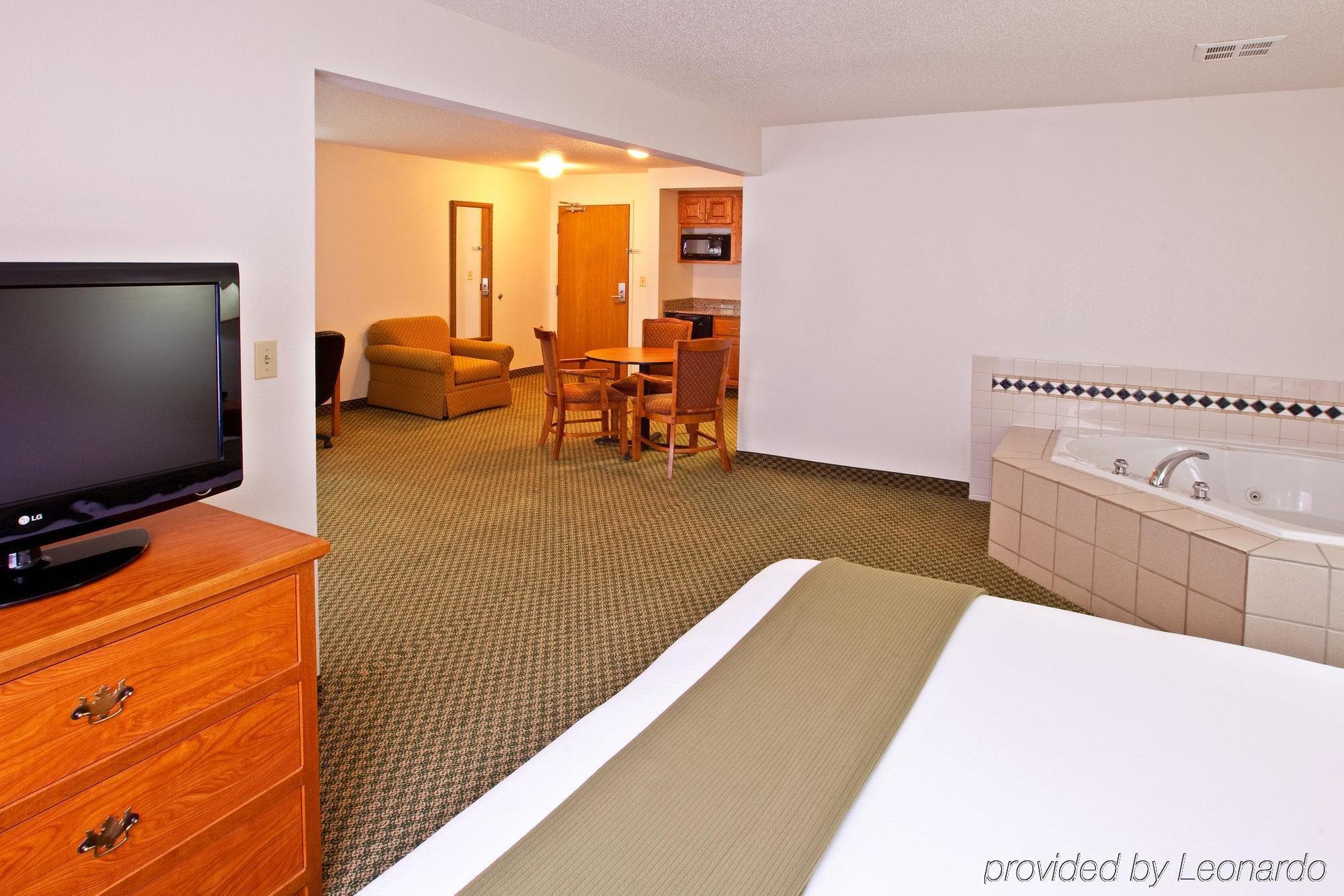 Holiday Inn Express & Suites Logan, An Ihg Hotel Стая снимка