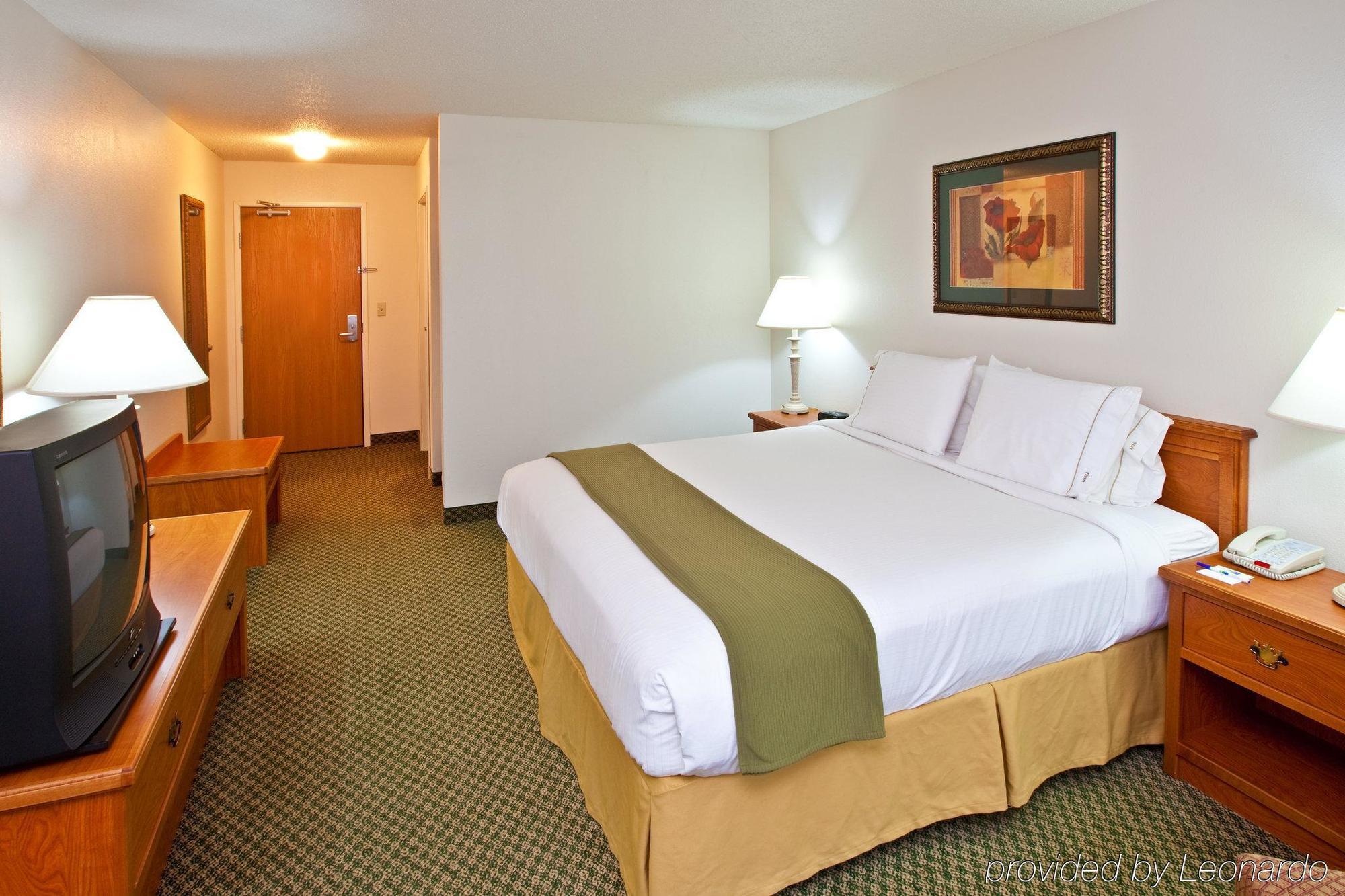 Holiday Inn Express & Suites Logan, An Ihg Hotel Стая снимка