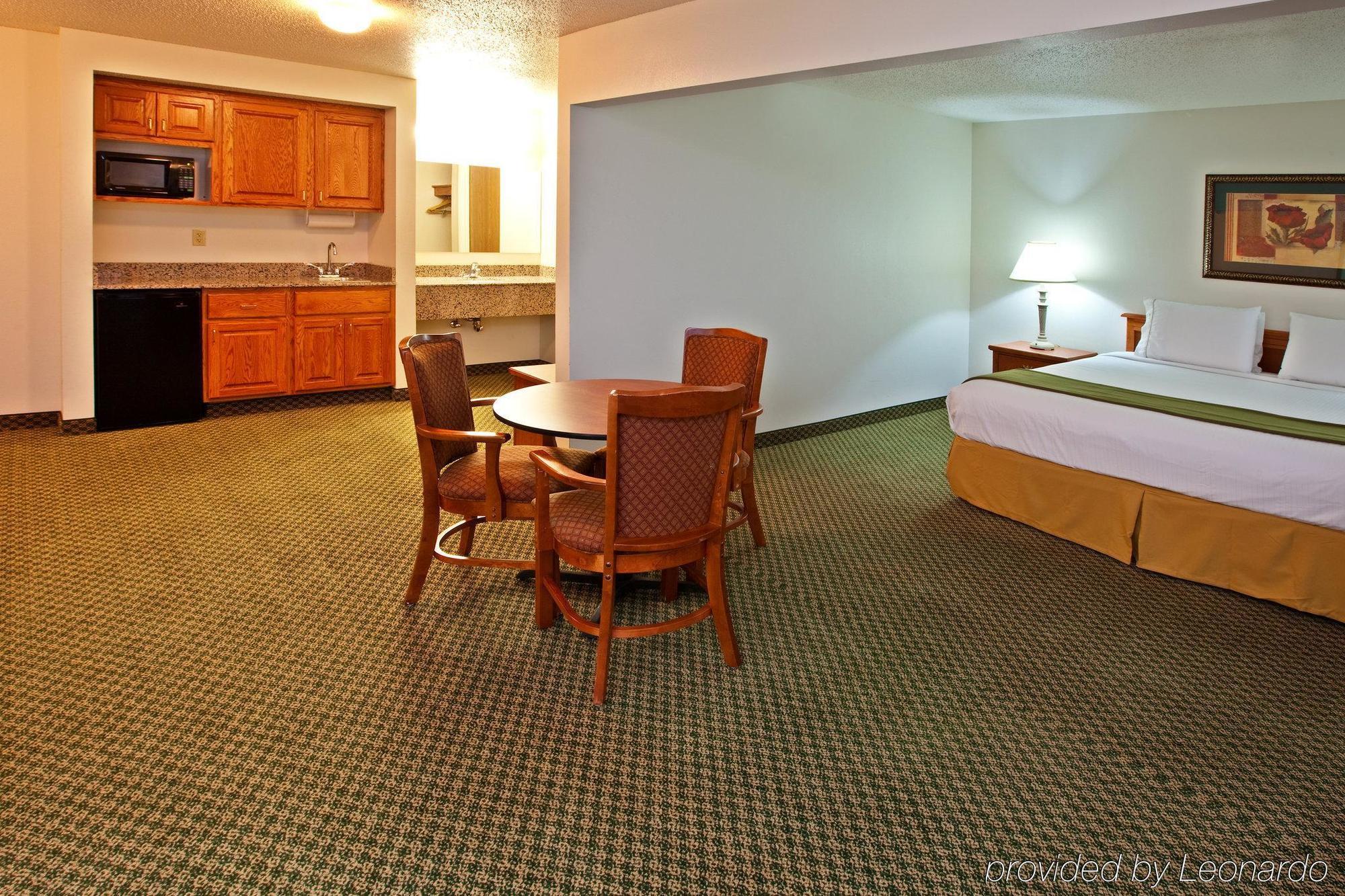 Holiday Inn Express & Suites Logan, An Ihg Hotel Стая снимка