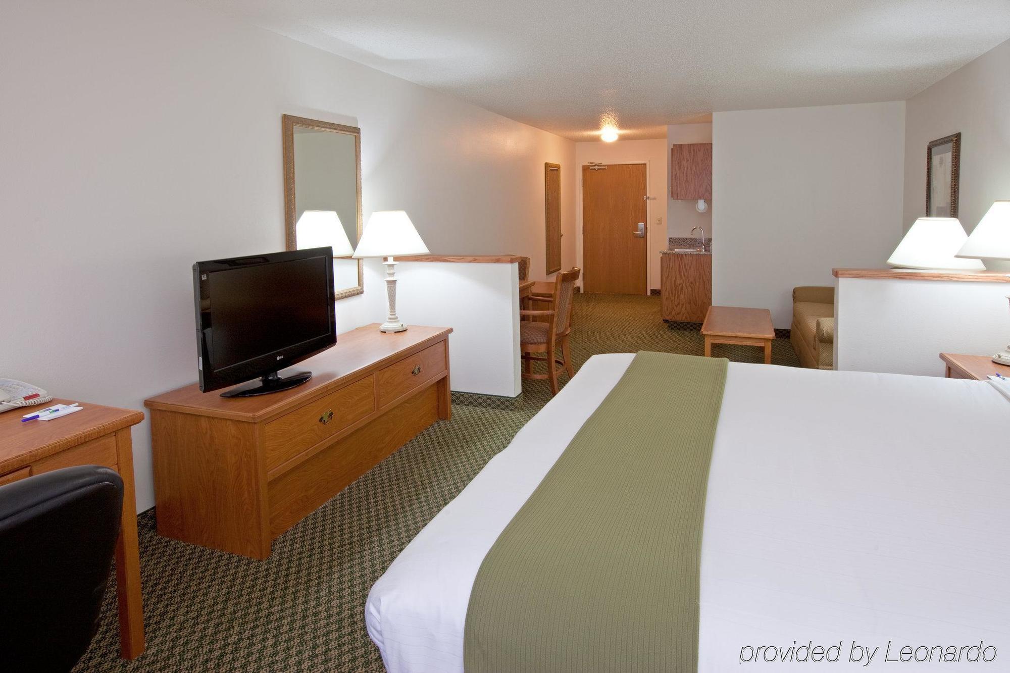 Holiday Inn Express & Suites Logan, An Ihg Hotel Стая снимка