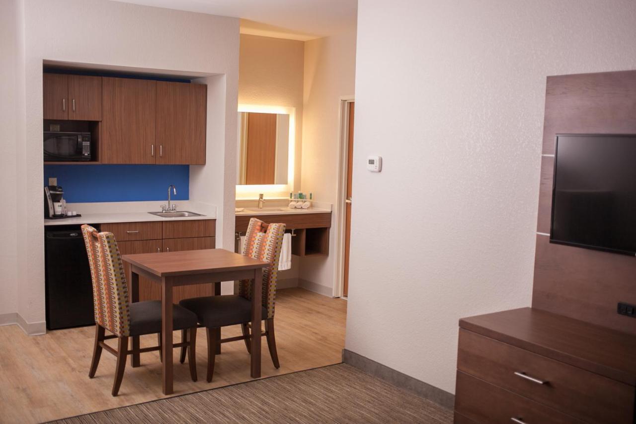 Holiday Inn Express & Suites Logan, An Ihg Hotel Екстериор снимка