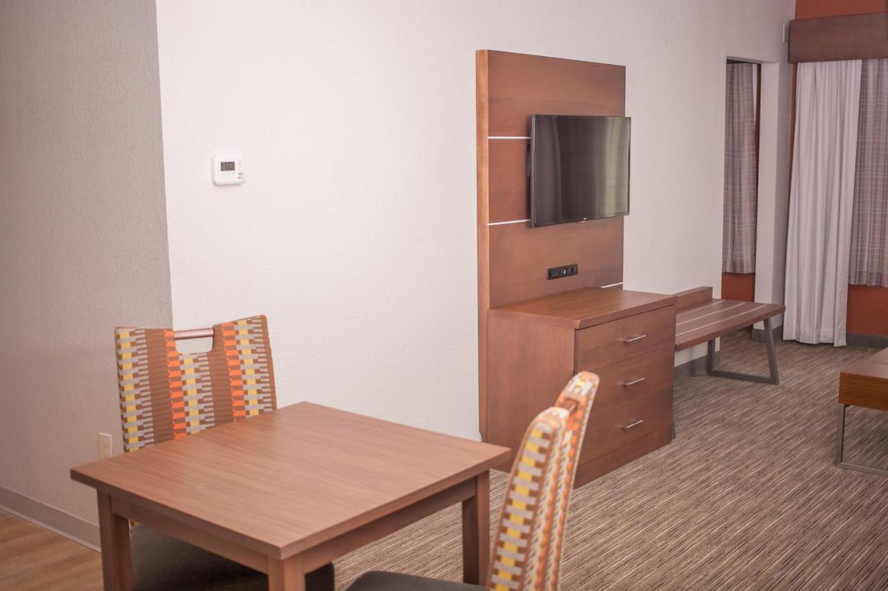 Holiday Inn Express & Suites Logan, An Ihg Hotel Екстериор снимка