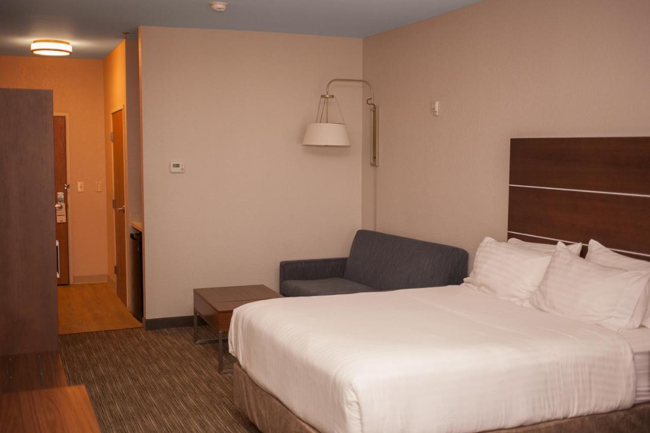 Holiday Inn Express & Suites Logan, An Ihg Hotel Екстериор снимка